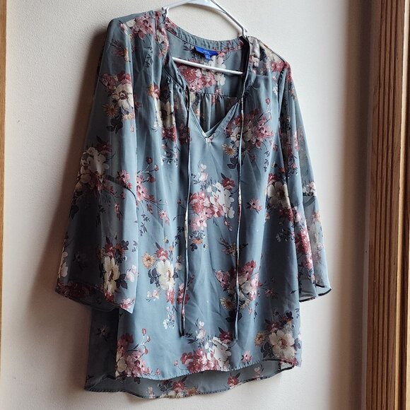 Apt. 9 Floral Blue/Gray V-Neck Blouse Size Medium - Picture 4 of 16